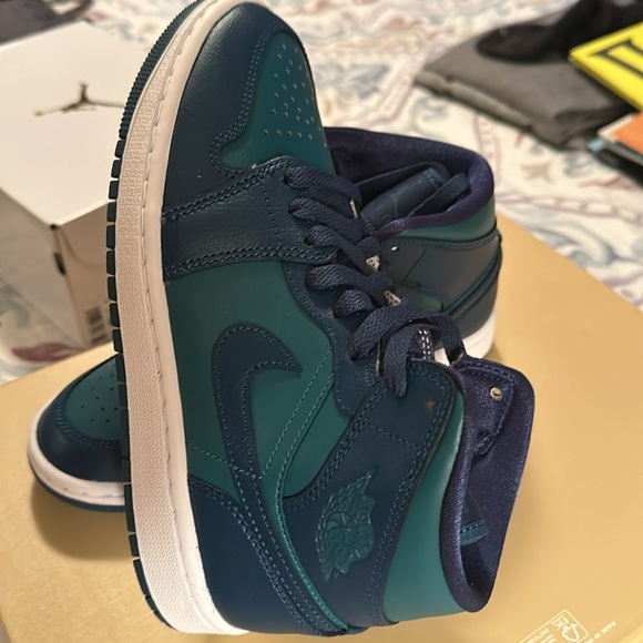 Air Jordan 1 Mid size 6 - new - Picture 2 of 4